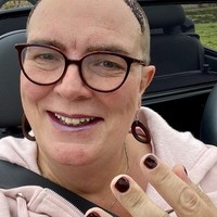 Dua tahun setelahnya, di 2016, Joanne dirujuk ke klinik identitas dan menggunakan penghambat testosteron dan estrogen. Sebelum hal tersebut terjadi, dia mengungkapkan keinginannya untuk perubahannya tersebut ke anak-anaknya dan ibunya.  Foto: Dok. Instagram @jo_lockwood1965