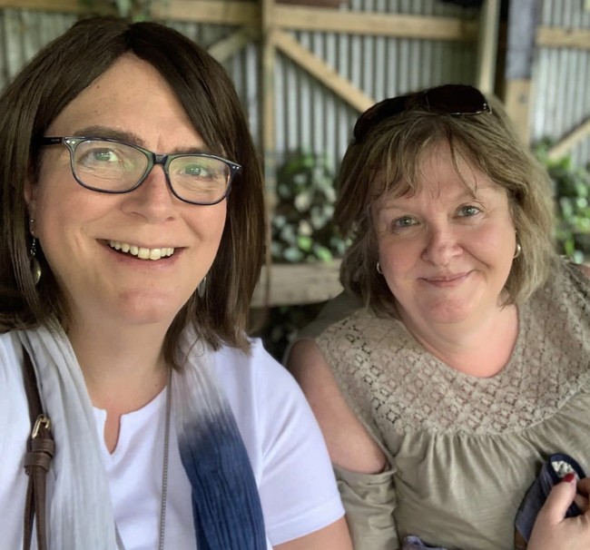 Beberapa bulan kemudian, mereka dapat mengatasi masalah yang mereka hadapi dalam pernikahan. Joanne mulai lebih mengeksplorasi identitas gendernya. Atas dukungqn sang istri tahun 2014, dia menjalani laser hair removal di wajahnya, menjalani transplantasi rambut dan mulai menghadiri kelompok pendukung disforia gender. Foto: Dok. Instagram @jo_lockwood1965