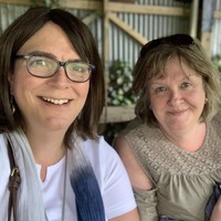 Beberapa bulan kemudian, mereka dapat mengatasi masalah yang mereka hadapi dalam pernikahan. Joanne mulai lebih mengeksplorasi identitas gendernya. Atas dukungqn sang istri tahun 2014, dia menjalani laser hair removal di wajahnya, menjalani transplantasi rambut dan mulai menghadiri kelompok pendukung disforia gender. Foto: Dok. Instagram @jo_lockwood1965