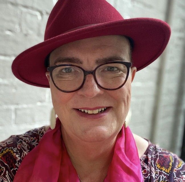 Kemudian di usia 46, ketika Joanne memiliki masalah hubungan, dia diam-diam melakukan cross-dressing selama beberapa dekade. Joanne semakin nyaman dan menemukan dirinya saat memakai baju perempuan. Foto: Dok. Instagram @jo_lockwood1965