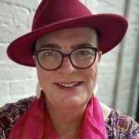 Kemudian di usia 46, ketika Joanne memiliki masalah hubungan, dia diam-diam melakukan cross-dressing selama beberapa dekade. Joanne semakin nyaman dan menemukan dirinya saat memakai baju perempuan. Foto: Dok. Instagram @jo_lockwood1965