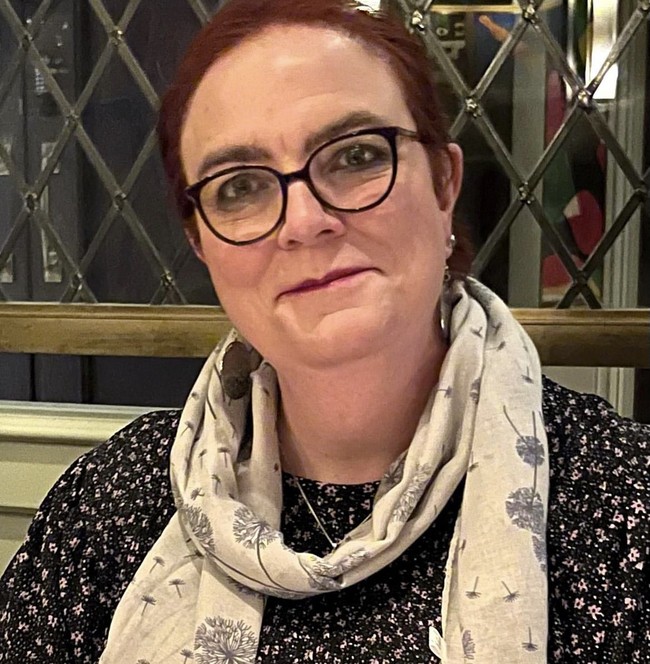 Transgender 59 tahun itu mengalami kebingungan gender saat usia delapan namun ia tetap menyembunyikan perasaannya yang ingin menjadi perempuan dan melanjutkan hidup sebagai pria normal. Joanna bekerja di Royal Air Force, bertemu pasangannya Marie Manly dan memiliki anak. Foto: Dok. Instagram @jo_lockwood1965