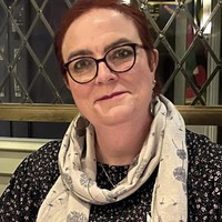 Transgender 59 tahun itu mengalami kebingungan gender saat usia delapan namun ia tetap menyembunyikan perasaannya yang ingin menjadi perempuan dan melanjutkan hidup sebagai pria normal. Joanna bekerja di Royal Air Force, bertemu pasangannya Marie Manly dan memiliki anak. Foto: Dok. Instagram @jo_lockwood1965