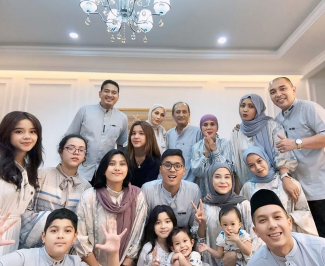 Dilansir dari akun Instagramnya, Tata Janeeta mulai menggunakan hijab usai Lebaran 2024. Awalnya tata menggunakan hijab turban kemudian kini mulai memakai hijab segi empat. Foto: Dok. Instagram @tatajaneetaofficial.