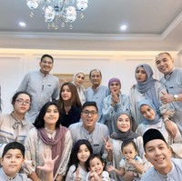 Dilansir dari akun Instagramnya, Tata Janeeta mulai menggunakan hijab usai Lebaran 2024. Awalnya tata menggunakan hijab turban kemudian kini mulai memakai hijab segi empat. Foto: Dok. Instagram @tatajaneetaofficial.