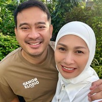 Seperti unggahan selanjutnya, Tata Janeeta berfoto selfie bersama suaminya, Raden Brotoseno. Tata terlhat mengenakan hijab putih yang dipadu dengan kemeja warna putih. Foto: Dok. Instagram @tatajaneetaofficial.