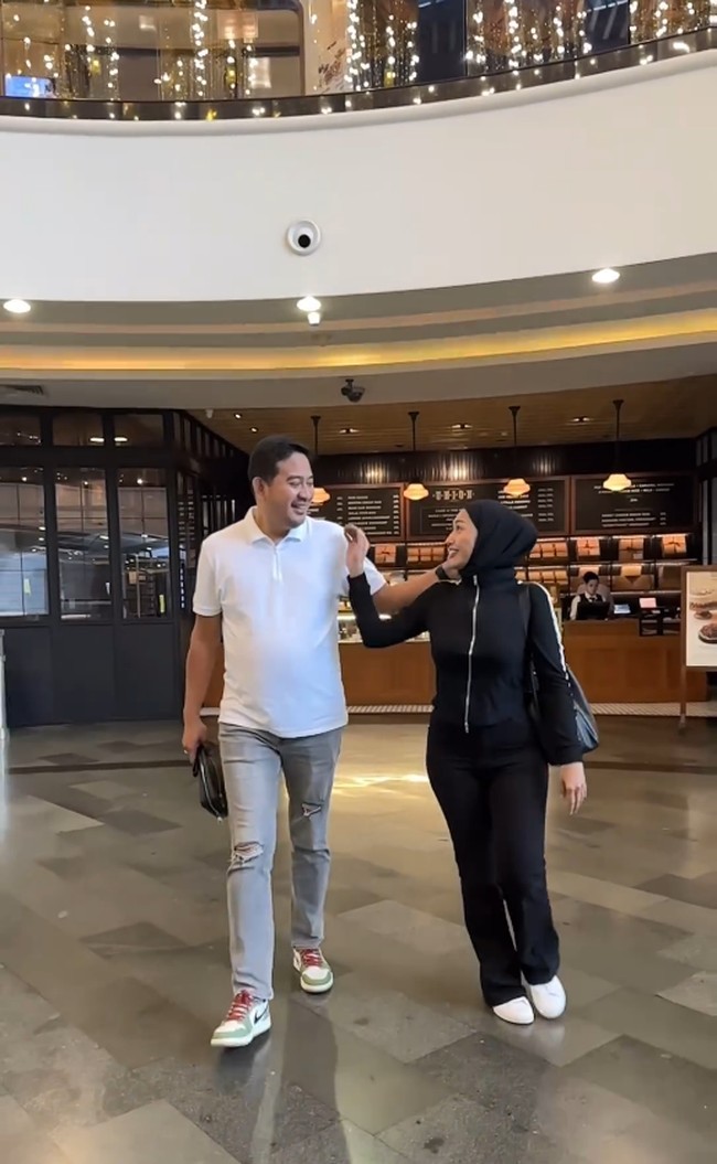 Tata yang kini berhijab membalas melalui kolom komentar netizen yang memberikan ucapan pujian dan dukungan terhadapnya. MasyaAllah makasih doa2 baik nya ya..semua doa akan kembali kepada yang mendoakan .. makasih semua ❤️🙏, ucap Tata. Foto: Dok. Instagram @tatajaneetaofficial.