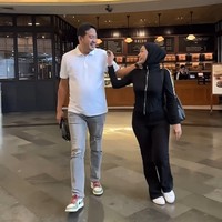 Tata yang kini berhijab membalas melalui kolom komentar netizen yang memberikan ucapan pujian dan dukungan terhadapnya. MasyaAllah makasih doa2 baik nya ya..semua doa akan kembali kepada yang mendoakan .. makasih semua ❤️🙏, ucap Tata. Foto: Dok. Instagram @tatajaneetaofficial.