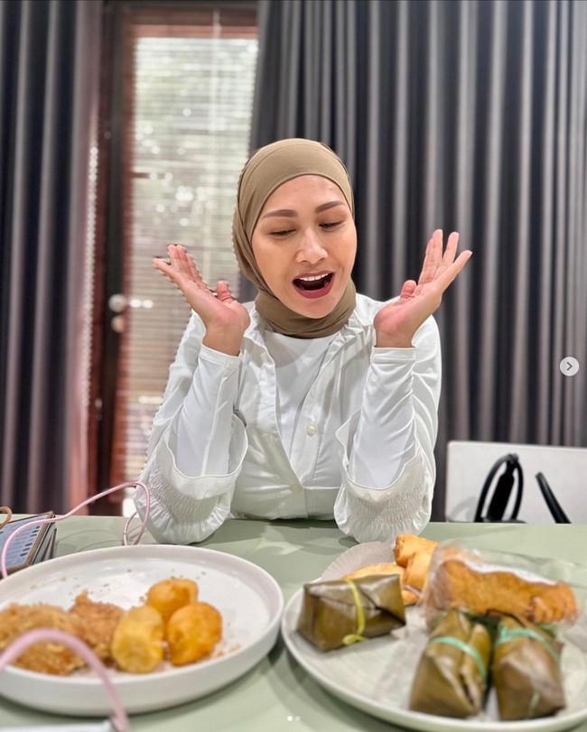 Penampilan wanita kelahiran 18 September 1982 yang kini berhijab langsung mendapatkan banjir komentar dari warganet. Masya Allah semoga teteh istiqomah yaaa😍, ucap pengguna Instagram @ella_armyla. Masya Allah , idolaku pake hijab cantik nya ga adaaaa obaaaaaaaaaaaat😍, puji akun @itsmewatylim. Teteh cantik berhijab wajahnya teduh teh, timpal akun @mestr_iana. Foto: Dok. Instagram @tatajaneetaofficial.