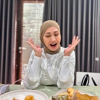 Penampilan wanita kelahiran 18 September 1982 yang kini berhijab langsung mendapatkan banjir komentar dari warganet. Masya Allah semoga teteh istiqomah yaaa😍, ucap pengguna Instagram @ella_armyla. Masya Allah , idolaku pake hijab cantik nya ga adaaaa obaaaaaaaaaaaat😍, puji akun @itsmewatylim. Teteh cantik berhijab wajahnya teduh teh, timpal akun @mestr_iana. Foto: Dok. Instagram @tatajaneetaofficial.