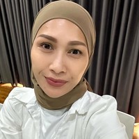 Tata Janeeta yang kini memiliki kesibukan baru merintis bisnis produk kosmetik @tjbytatajaneeta terlihat membentuk hijabnya rapi dengan mengikatnya ke belakang. Seperti di dalam foto ini, Tata tampil dengan hijab warna coklat muda. Foto: Dok. Instagram @tatajaneetaofficial.