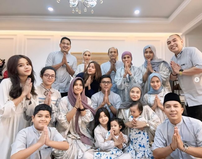 Penampilan mantan anggota girlband Dewi Dewi ini menjadi atensi usai mengunggah beberapa foto di akun Instagramnya @tatajaneetaofficial. Tata terlihat mengenakan hijab saat Hari Raya 2024.  Foto: Dok. Instagram @tatajaneetaofficial.