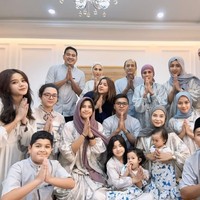 Penampilan mantan anggota girlband Dewi Dewi ini menjadi atensi usai mengunggah beberapa foto di akun Instagramnya @tatajaneetaofficial. Tata terlihat mengenakan hijab saat Hari Raya 2024.  Foto: Dok. Instagram @tatajaneetaofficial.