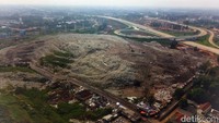 Foto Udara Gunung Sampah di Pinggir Tol Cibitung-Cilincing