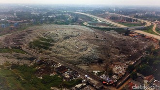 Foto Udara Gunung Sampah di Pinggir Tol Cibitung-Cilincing