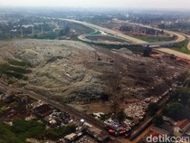 Foto Udara Gunung Sampah di Pinggir Tol Cibitung-Cilincing