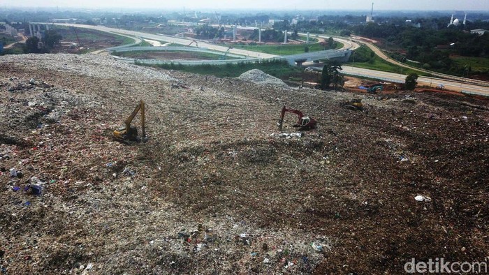 Foto Udara TPA Burangkeng yang Overload TPA Burangkeng, Kabupaten Bekasi, sudah overload atau melebihi kapasitas. Begini penampakannya dari atas.