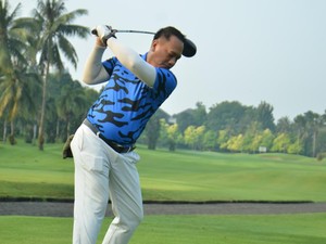 Berbagi ke Sesama Lewat Ayunan Stik Golf