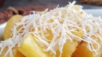 The Gade Coffee and Gold punya beberapa cabang. Sambil ngopi, kamu bisa pesan Singkong Goreng Keju seharga Rp 20 ribuan di sini. Dijamin puas! Foto: The Gade Coffee and Gold via GrabFood