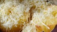 Singkong keju gerobakan ini juga bisa jadi pilihan. Lokasinya di Jl. Jembatan Besi Raya No.11, Tambora. Singkong keju dijajakan bersama tahu pedas dan tahu crispy. Foto: detikfood