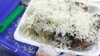 Cari singkong keju enak di Depok? Kamu bisa mampir ke Singkong Keju Arva yang ada di Ratu Jaya, Cipayung, Depok. Harganya Rp 15 ribuan. Kamu bisa pakai topping cokelat, green tea, taro, hingga tiramisu. Foto: Arif Setyawan via Google Image