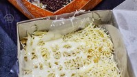 Kalau di Babakan Madang, Singkong Keju Meletak terkenal enak dan sering diantre. Alamat tepatnya di Jl. Raya Babakan Madang, Bogor. Singkongnya terkenal empuk, padat, dan toppingnya berlimpah. Foto: Belinda via Google Image