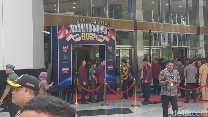Hadiri Musrembang 2024, Jokowi Tiba di JCC Senayan Disambut Luhut