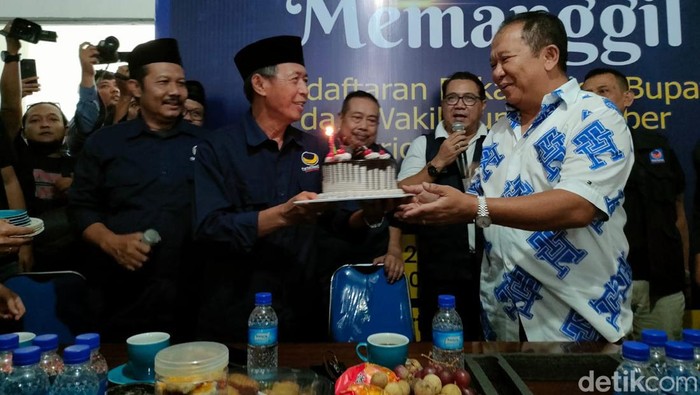 Hendy Siswanto saat dapat kejutan kue tar saat mendaftar rekom NasDem untuk Pilbup Jember