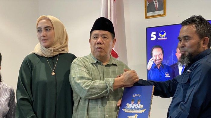 Hidayat Arsani didampingi istrinya melamar ke partai NasDem.