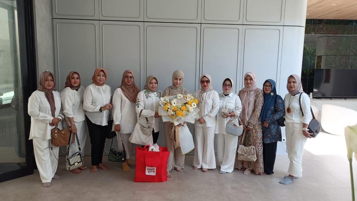 Ikatan Istri Partai Golkar berkunjung ke rumah Aghnia Punjabi