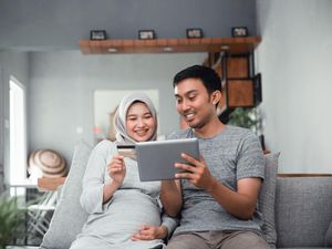 Hukum Pasangan Suami Istri Menonton Film Dewasa, Haram atau Halal?