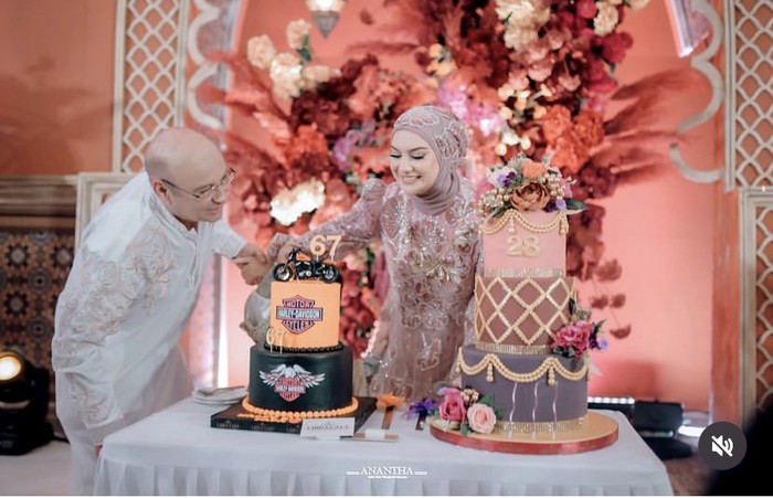 Irish Bella Bagikan Keseruan Cicip Aneka Makanan Bareng Sang Ayah Irish Bella Bagikan Keseruan Cicip Aneka Makanan Bareng Sang Ayah