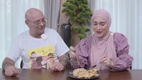 Selain itu Irish sering ajak sang ayah untuk cicip makanan yang dijadikan konten seru. Ini potret Irish dan ayahnya cicip berbagai makanan pedas. Foto: Instagram @_irishbella_