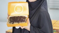 Dapat kiriman dari roti keset yang ternama di Condet, Irish ternyata penggemar roti cokelat manis lho. Foto: Instagram @_irishbella_