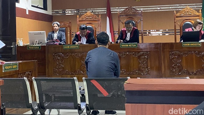 Ivan Rusvansyah saat mengikuti persidangan di PN Sukabumi
