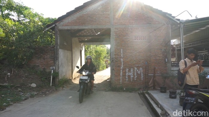 Jalan yang melintasi rumah warga di Wonosalam, Demak, Senin (6/5/2024).