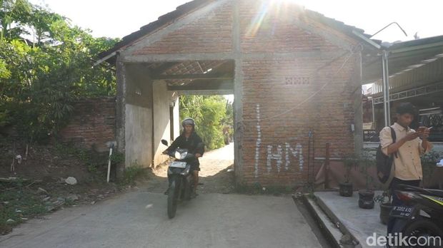Jalan yang melintasi rumah warga di Wonosalam, Demak, Senin (6/5/2024).