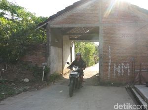Jalan di Demak Ini Lintasi Tengah Rumah Warga, Kok Bisa?