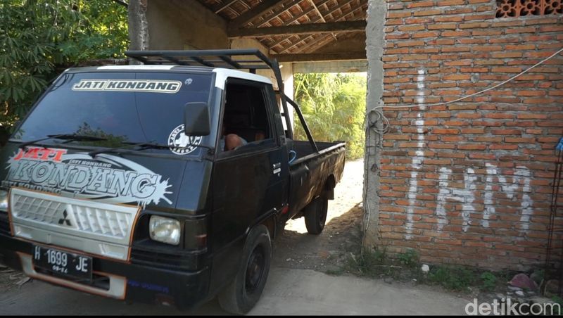 Jalan yang melintasi rumah warga di Wonosalam, Demak, Senin (6/5/2024).