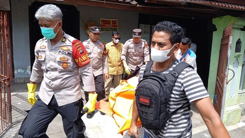 Jenazah perempuan asal Jember, Jatim, dievakuasi petugas dari kos wilayah Pajang Barat, Kelurahan Pejanggik, Kecamatan Mataram, Kota Mataram. (Dok. Polresta Mataram)