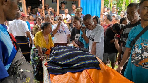 Jenazah Yosten di rumah duka di Desa Kota Baru, Ende, NTT, Senin (6/5/2024). Yosten tewas diterkam buaya saat memancing di Sungai Bele.