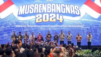 Presiden Jokowi menyampaikan capaian kinerja pembangunan infrastruktur selama 10 tahun di depan para kepala daerah pada acara Musyawarah Perencanaan Pembangunan Nasional (Musrenbangnas) 2024. 
