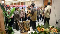 Jokowi mengunjungi beberapa stand pembangunan daerah di Musrembangnas 2024. 