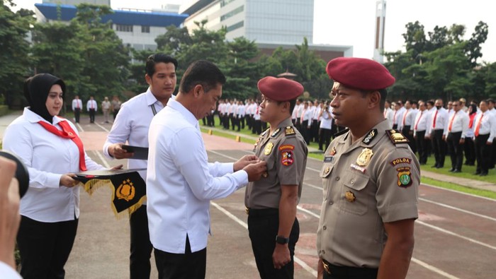 **Apresiasi Tertinggi: Kapolri Anugerahkan Pin Emas untuk Polisi Narkoba Berprestasi**