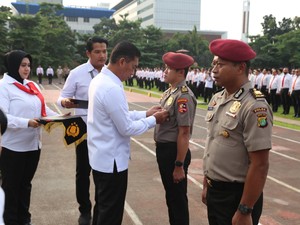 Kapolri Beri Pin Emas 11 Anggota Polisi Narkoba Berprestasi