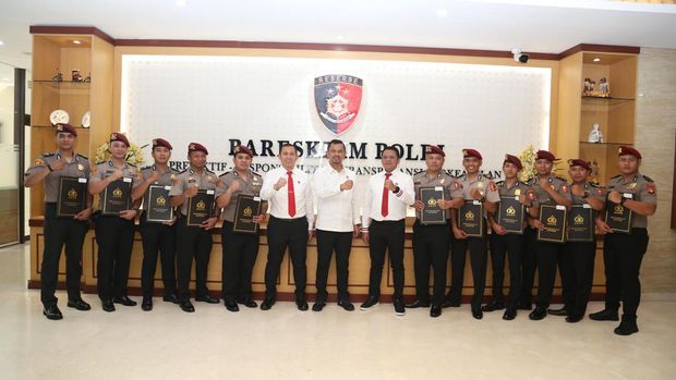 Kabareskrim Polri Komjen Wahyu Widada memberikan pin emas Kapolri kepada personel DIttipidnarkoba Bareskrim Polri yang berprestasi, Senin (6/4/2024).