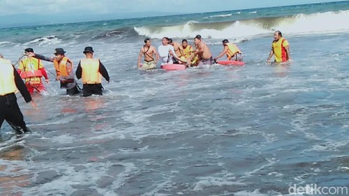 Kadek Aditya Putra, salah satu korban tenggelam di Pantai Saba, Gianyar, ditemukan tewas oleh tim SAR gabungan, Senin (6/5/2024). (I Putu Budikrista Artawan/detikBali)