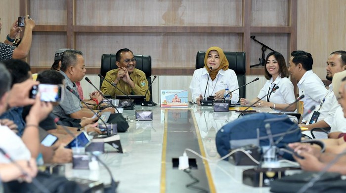Kadis Kominfo Sumut Ilyas Sitorus bersama Branch Manager PT Taspen Medan Anne Roosfianti. (Foto: Dok.Diskominfo Sumut).