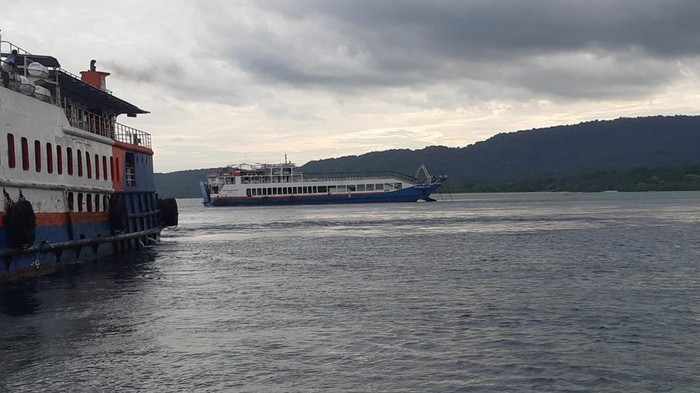 Kapal Motor Penumpang (KMP) Samudra Utama kandas di Selat Bali, tepatnya di sebelah utara Pura Segara Gilimanuk, Jembrana, Bali, Senin (6/5/2024). (Foto: Istimewa)
