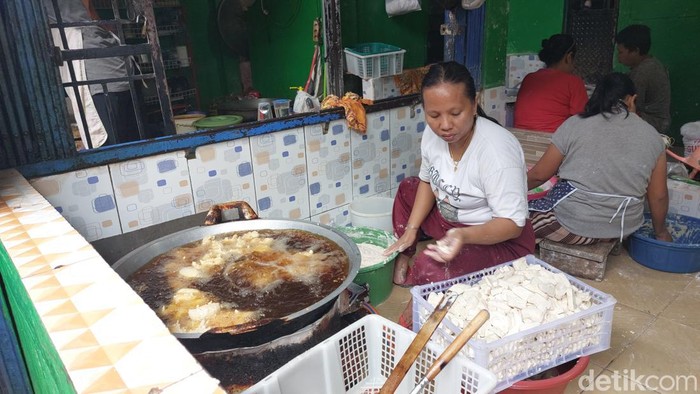 Karyawan Pempek Minah di Lorong Tanggo Rajo 7 Ulu Palembang